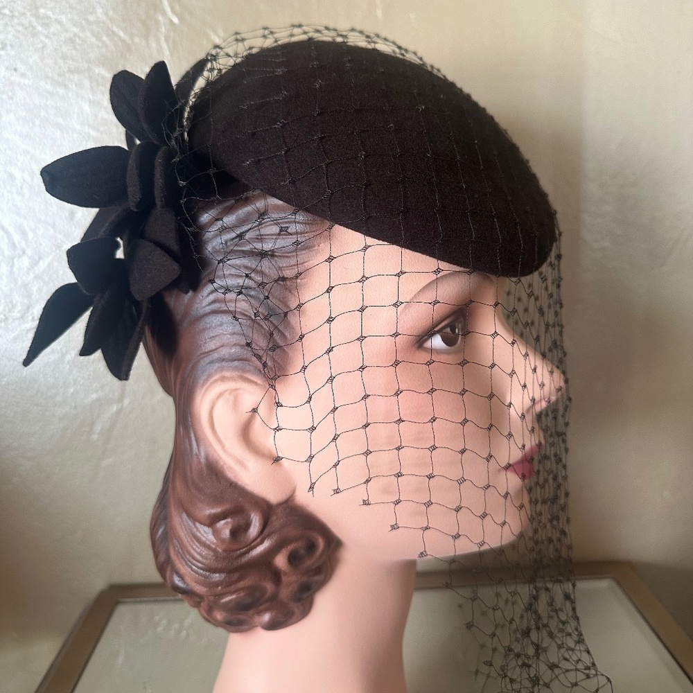 IMPRESSIVE 1930'S TILT FELT HAT WITH FELT FLOWERS, O RING AND VEIL